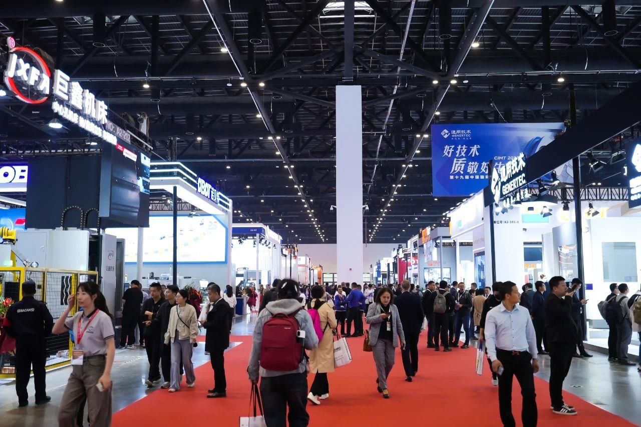 国际展会现场,红毯通道两侧展位林立,观众络绎不绝。